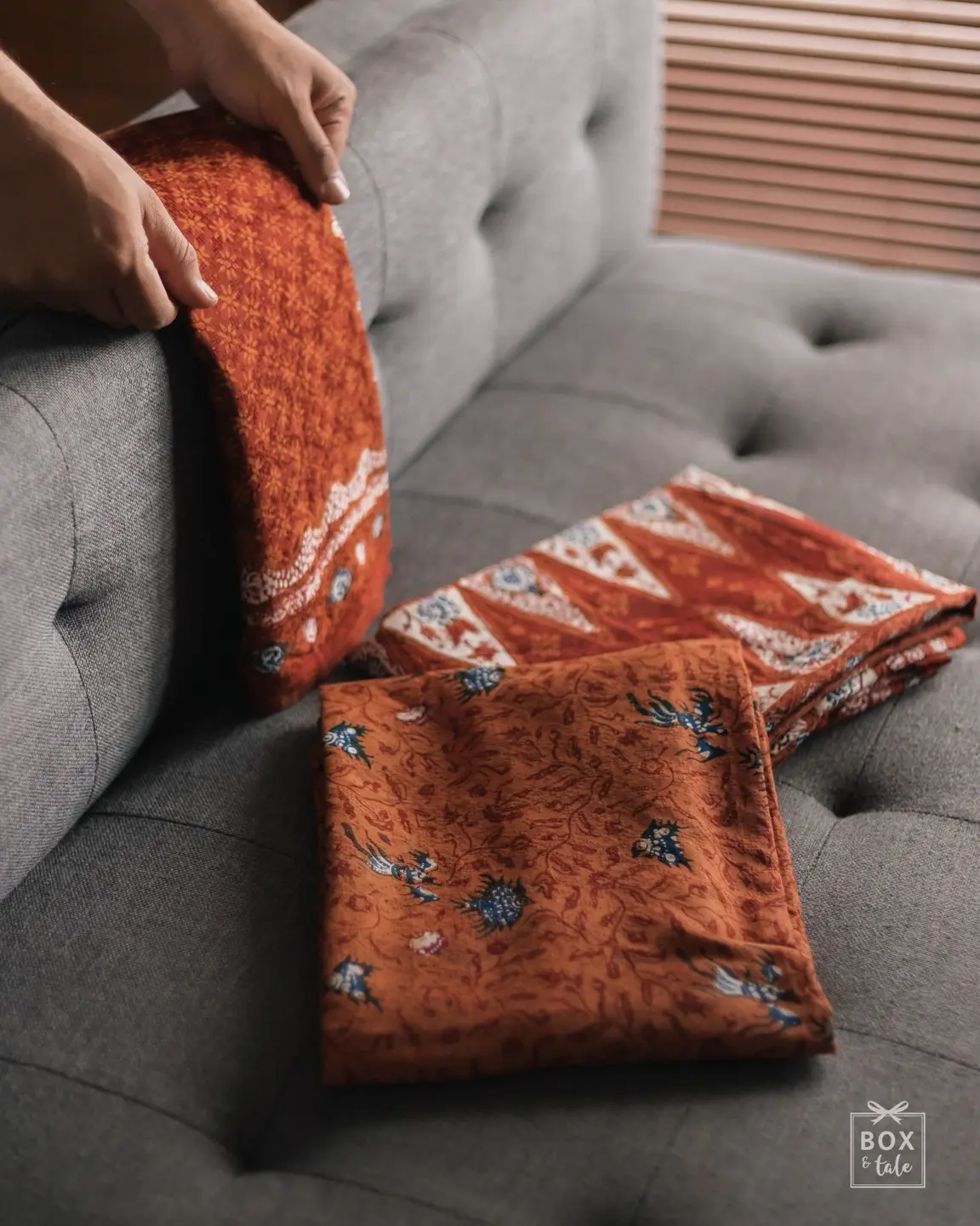 Batik selalu punya cerita. Tentang proses, tentang nilai, tentang harapan baik. Tidak heran bahwa batik seringkali diberikan sebagai hadiah untuk orang yang penting — sebagai doa untuk perjalanan yang lebih baik ke depan.

Featuring Kain Batik Sarimbit yang bisa dikirim ke seluruh Indonesia. Link in bio! 👆🏻

#boxandtale #batik #kainbatikindonesia #kadoindonesia #kainsarimbit