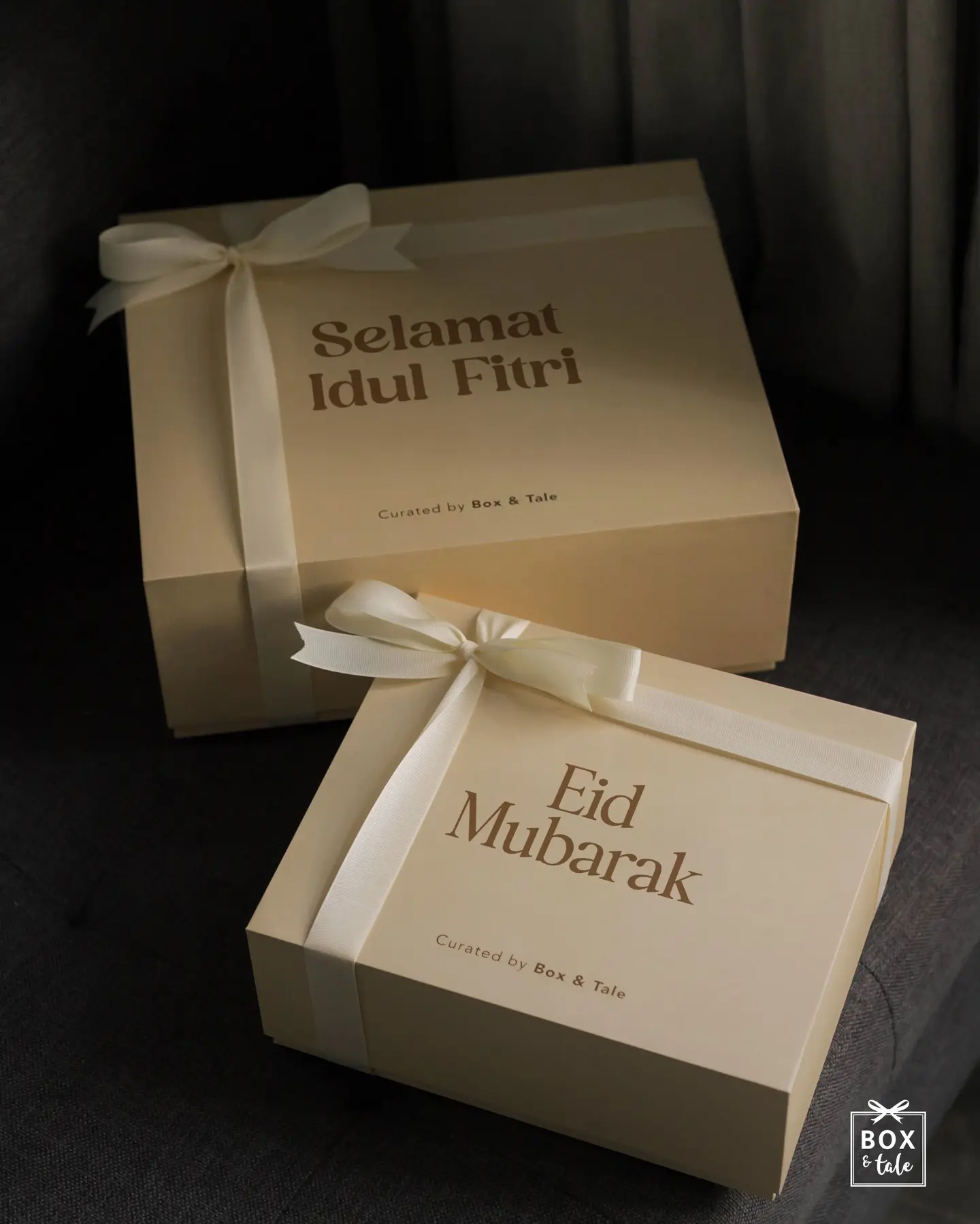 Buat kalian yang mencari Hampers Lebaran last minute! 👇🏻

Eid Hampers Collection sudah sold out tapi kalian tetap bisa custom sendiri dengan rangkaian gift items yang ada di Box & Tale.

Coffee, Cookies, Chocolate, Snacks, Tea, and more. Semuanya dibungkus dalam gift box yang bisa dicustom nama dan tulisan, lengkap dengan kartu ucapannya.

P.s Masih ada waktu, pengiriman terakhir 17 Maret 2026!

#boxandtale #hamperslebaran #customhampers #eidhampers #idehampers