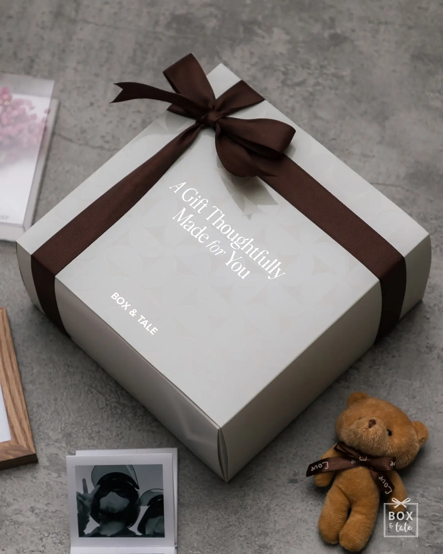 NEW MINI SOFT BOX, now available to custom with your gift items starting from Rp55,000 ✨

Buat kalian yang mau gift simple berisi 1-2 gift item yang essential, but still cute and thoughtful karena kalian yang menyusun semua giftnya jadi satu! 

Available at Box & Tale’s Website, link in bio! 👆🏻

#boxandtale #giftboxcustom #idekado #hampersjakarta