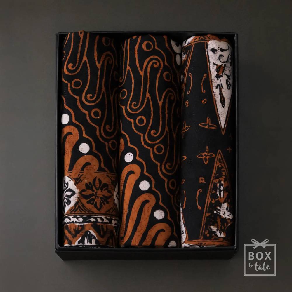 Custom Gift Hampers - Box & Tale - Premade Box - Kain Sarimbit Parang Rusak Latar Ireng